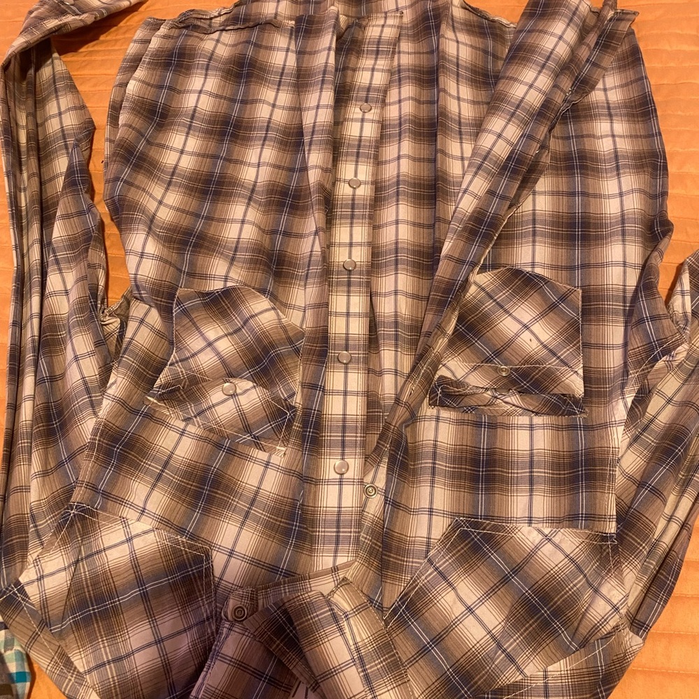 Mens AE button up shirt has one button that doesn’t snap but in good condition